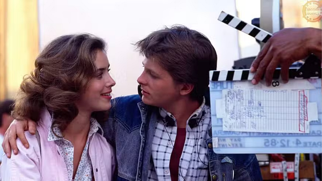 Imagem da notícia De Volta para o Futuro: Por que a namorada de Marty não é interpretada pela mesma atriz nas duas sequências da saga?