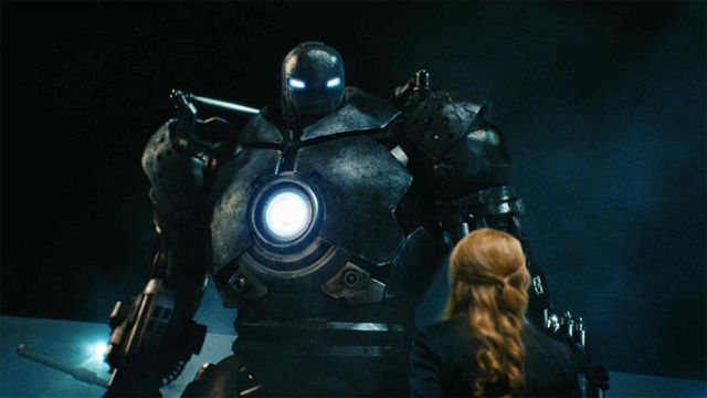 Imagem da notícia O final de Homem de Ferro foi um desastre: Os roteiristas o alteraram contra o relógio por causa da greve, para que não se parecesse com Transformers