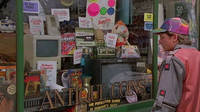 Imagem da notícia De Volta para o Futuro 2: Pause a ficção científica aos 12 minutos e 30 segundos e olhe atentamente para a vitrine à frente de Marty
