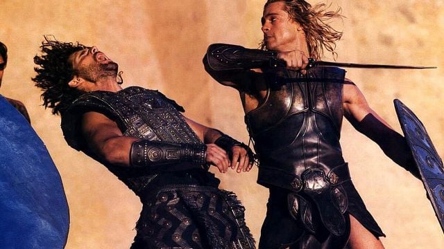 Imagem da notícia Brad Pitt e Eric Bana pagaram o preço por cada golpe desta luta em Tróia: Uma aposta levou a cena icônica para além da atuação!