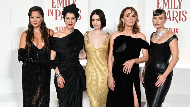 Imagem da notícia Emily em Paris: Philippine Leroy-Beaulieu, a Sylvie, fala português perfeitamente e o AdoroCinema foi comprovar; veja vídeo