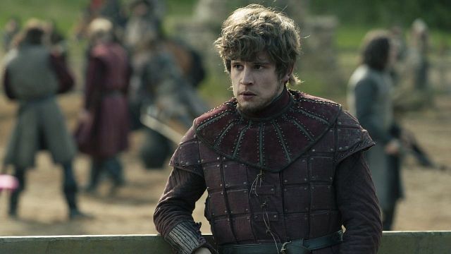 Imagem da notícia Quem é Raymun Fossoway? Este é o personagem que mudou tudo no final de O Cavaleiro dos Sete Reinos