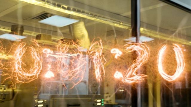 Imagem da notícia Está confirmado, a épica ficção científica da Netflix retorna em breve para a segunda temporada, mas será significativamente mais curta