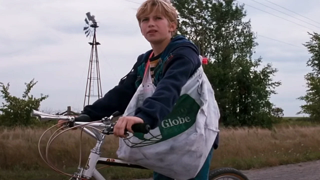 Hoje todo mundo o conhece, mas você sabe quem é esse menino em sua bicicleta?