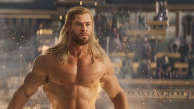 Por que Chris Hemsworth ficou pelado em Thor: Amor e Trovão?
