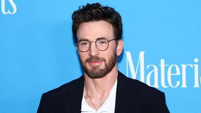 Imagem da notícia Quem é a esposa de Chris Evans? Atriz estrelou sucesso da Netflix e acaba de ter o primeiro filho com o astro da Marvel