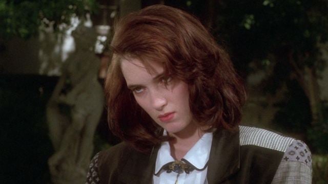 Este clássico dos anos 80 é quase uma versão cult e sangrenta de Meninas Malvadas: Filme de Winona Ryder também virou musical