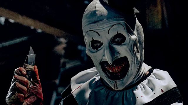 Imagem da notícia Quem interpreta o palhaço Art em Terrifier 3? Ator é irreconhecível na vida real e já foi Coringa em série de TV