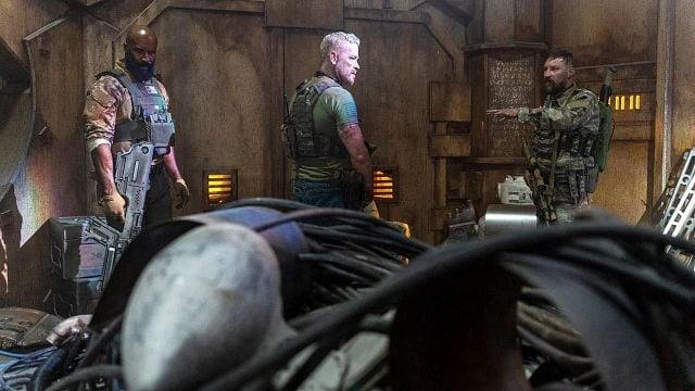 Imagem da notícia Privado de lançamento no cinema, este filme de ficção científica com uma estrela de O Exterminador do Futuro faz sucesso na Amazon