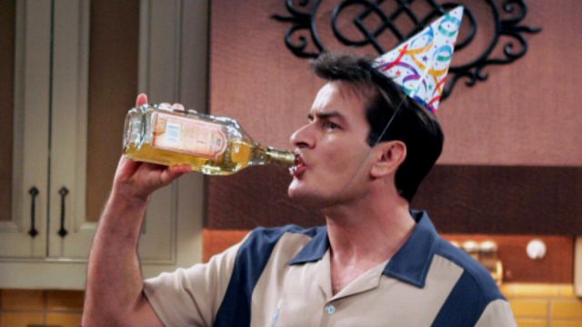 Imagem da notícia “Tudo correu horrivelmente”: Como Charlie Sheen perdeu cerca de 40 milhões de dólares