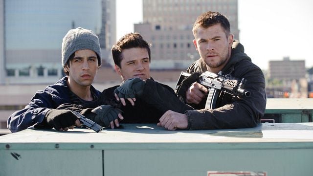 Imagem da notícia Chris Hemsworth em um de seus piores papéis? O remake deste clássico dos anos 80 foi odiado em todas as esferas possíveis