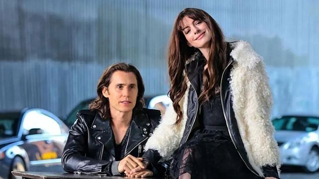 Imagem da notícia Apenas 8 episódios e uma maratona perfeita: Uma surreal história real contada em minissérie com 2 vencedores do Oscar