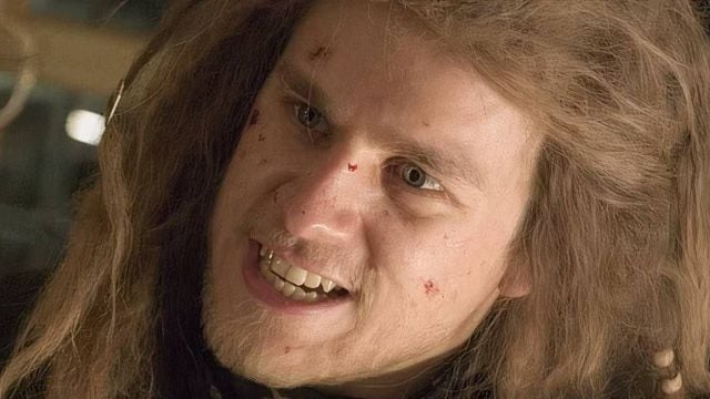 Imagem da notícia Há 20 anos, Charlie Hunnam rejeitou Zack Snyder: Preferiu fazer um filme de ficção científica que mudou sua carreira