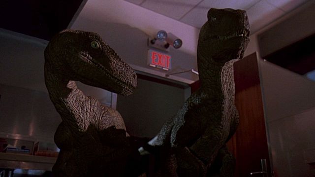 Imagem da notícia E se os dinossauros de Jurassic Park fossem realistas? Artista recria cena e resultado é bizarro
