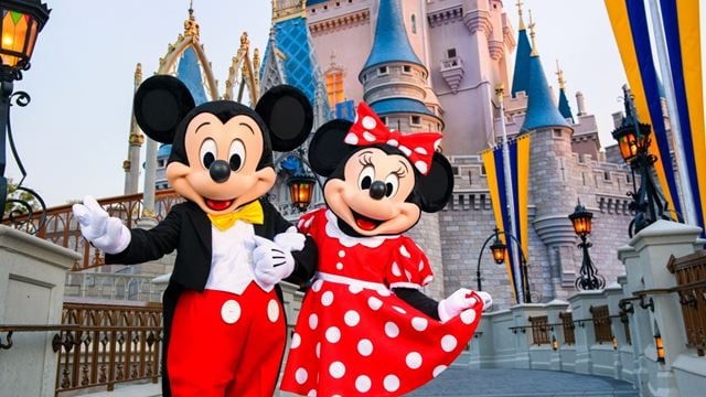 Os parques da Disney querem afastar você do seu celular - e tudo começou com esta estranha proibição em 2015!