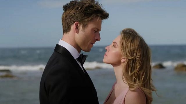 Imagem da notícia "Está passando a vibe Cinquenta Tons de Cinza [da forma mais depreciativa]": Nova comédia romântica estrelada por Sydney Sweeney ganha primeiro trailer