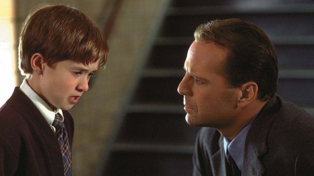 Imagem da notícia A amizade entre Bruce Willis e Haley Joel Osment foi além de O Sexto Sentido: “Eu chegava da escola e tinha uma mensagem dele me cumprimentando”