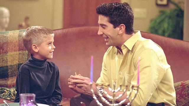 Imagem da notícia Por que Ben sumiu nas últimas temporadas de Friends? Teoria sinistra explica o que aconteceu com filho de Ross - e faz muito sentido