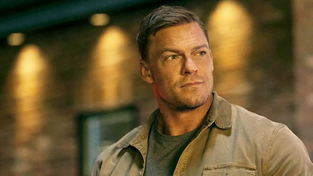 Imagem da notícia Em desenvolvimento há 33 anos, este filme de ação será lançado na Netflix com Alan Ritchson no papel principal!