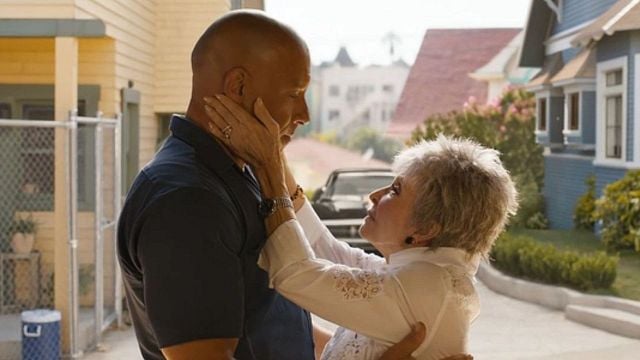 Imagem da notícia Aos 94 anos, ela estrelou filmes cult e ganhou 4 dos prêmios mais importantes da indústria: Uma das lendas mais antigas de Hollywood ainda está na ativa
