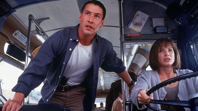 Imagem da notícia Em Velocidade Máxima, Keanu Reeves e Sandra Bullock estavam tão rápido que esqueceram de pedir ao cinegrafista para não aparecer no filme