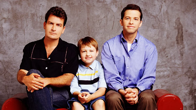 Imagem da notícia Por que os produtores estavam desesperados para se livrar de Charlie Sheen? Esse astro originalmente deveria substituí-lo em Two and a Half Men!