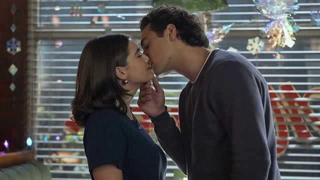 Imagem da notícia "É um pouco diferente": Criadora de Off Campus: Amores Improváveis defende mudanças entre a série e o livro