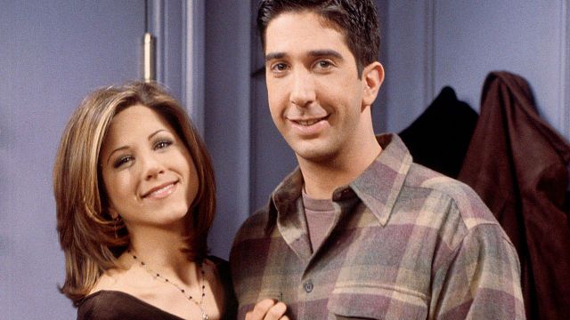 Imagem da notícia Jennifer Aniston teve que filmar a 4ª temporada de Friends com o ex-namorado durante o término do relacionamento