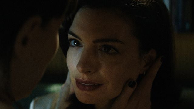 Imagem da notícia Anne Hathaway assombra Dakota Johnson mesmo sem estar morta: Suspense baseado em romance best-seller estreia em duas semanas