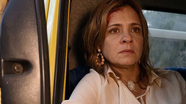 Imagem da notícia Avenida Brasil, resumo da semana (14 a 19/09): Carminha surta, pede para motorista “tocar para o inferno” e vai parar em clínica psiquiátrica