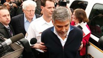 George Clooney é preso por "desobediência"