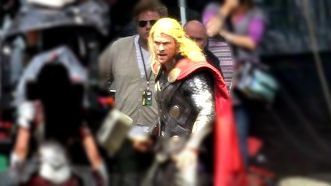 Imagem da notícia Thor: O Mundo Sombrio: Chris Hemsworth é visto nas filmagens pela primeira vez