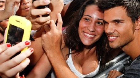 Imagem da notícia Vídeo e fotos com Taylor Lautner revelam (a boa) histeria dos fãs no Rio de Janeiro