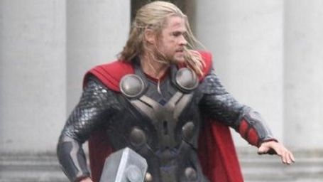 Imagem da notícia Confira Chris Hemsworth em ação nas filmagens de Thor: O Mundo Sombrio