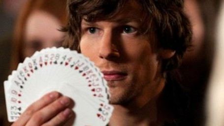 Imagem da notícia Truque de Mestre: Suspense com ilusionistas assaltantes ganha trailer legendado