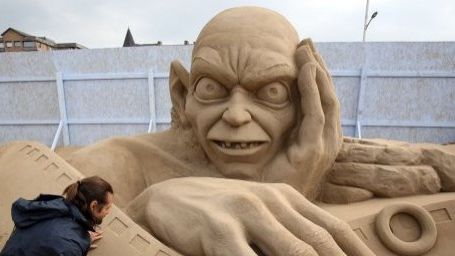 Imagem da notícia Concurso de esculturas de areia homenageia personagens do cinema