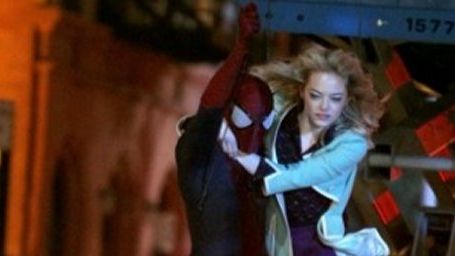 Imagem da notícia Novas fotos de O Espetacular Homem-Aranha 2 mostram Emma Stone e o herói balançando na teia