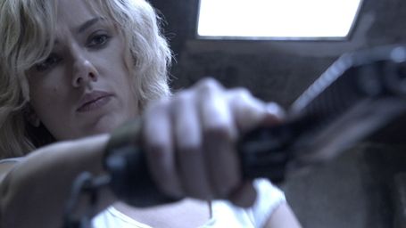 Imagem da notícia Scarlett Johansson não está para brincadeira em novo clipe de Lucy