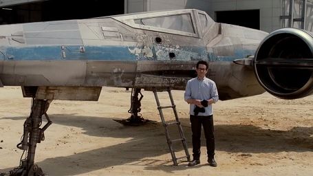 Imagem da notícia J.J. Abrams apresenta ao público a nova X-Wing, nave que aparecerá em Star Wars 7. Confira!