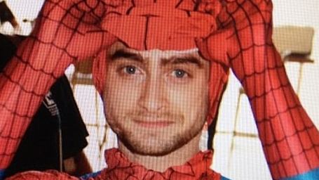Daniel Radcliffe se veste de Homem-Aranha para caminhar despercebido pela Comic-Con 2014