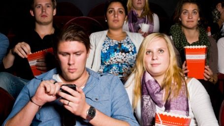 Imagem da notícia Cinemas chineses vão testar serviço de mensagens de texto na tela, em tempo real