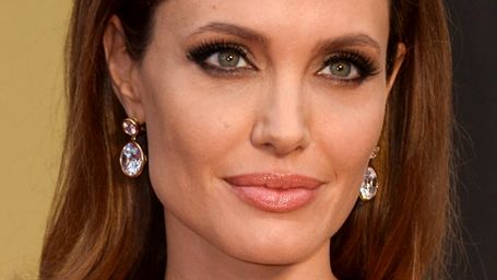 Imagem da notícia Angelina Jolie vai dirigir cinebiografia rodada no continente africano