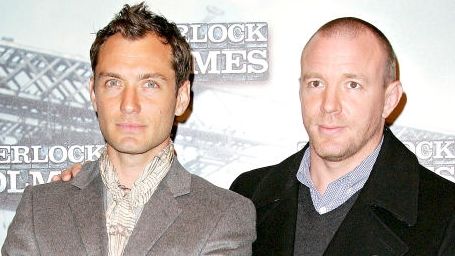 Imagem da notícia Jude Law negocia para ser o vilão do Rei Arthur de Guy Ritchie
