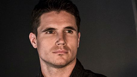 Imagem da notícia The Flash: Robbie Amell divulga primeira imagem do super-herói Nuclear