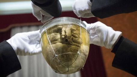 Imagem da notícia Bizarro! Coração de D. Pedro I é exposto para filme rodado em Portugal