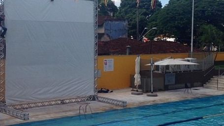 Imagem da notícia O ar-condicionado já não é o bastante... Que tal cinema na piscina?
