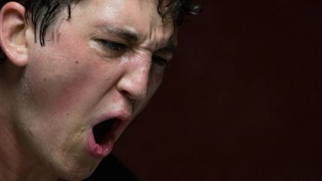 Imagem da notícia Depois de Whiplash, Miles Teller vai suar e sangrar em busca de um objetivo em Bleed for This; veja imagem