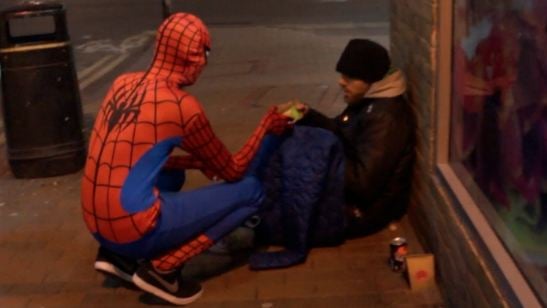 Super-herói na vida real: Rapaz se veste de Homem-Aranha e ajuda moradores de rua