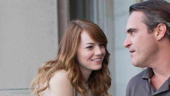 Olhar de Emma Stone para Joaquin Phoenix é destaque na primeira imagem oficial no novo filme de Woody Allen