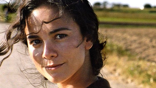 Imagem da notícia Queen of the South: Canal USA aprova série latina estrelada por Alice Braga